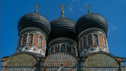 Hohes Gebäude, womöglich eine orthodoxe Kirche mit 3 Kreuze drauf
