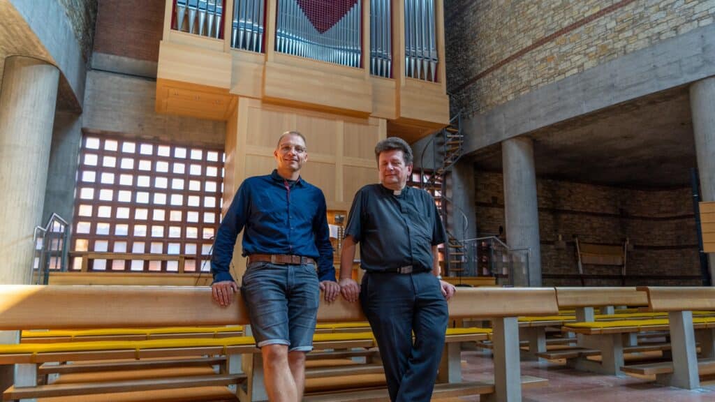 Organist Alexander Uhl und Pastor Konrad Bayerle