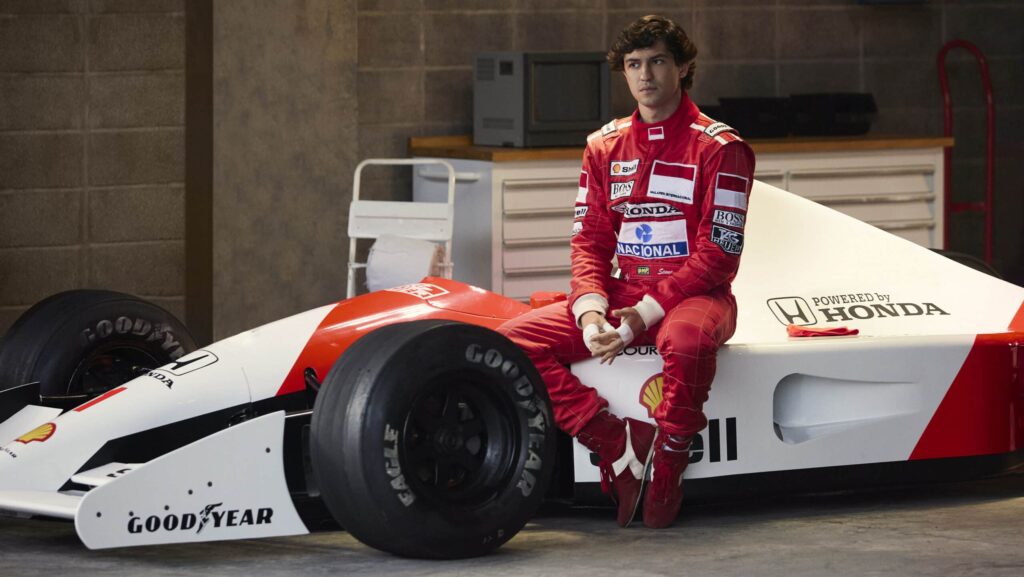 Ayrton Senna sitzt auf seinem Formel-1-Rennwagen in der Netflix-Serie „Senna“