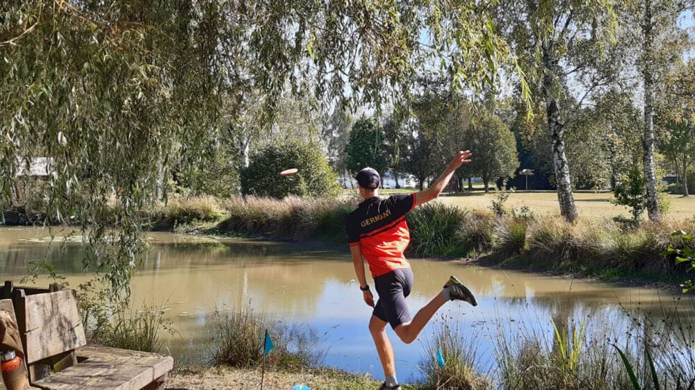 Ziel von Timo Serafin beim Discgolf ist es, die Scheibe mit möglichst wenigen Würfen im Fangkorb unterzubringen