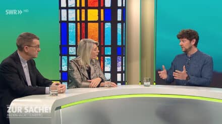 Klaus Krämer, Sibylle Beck und Philipp Möller diskutieren darüber, welchen Mehrwert der christliche Glaube für die Gesellschaft hat