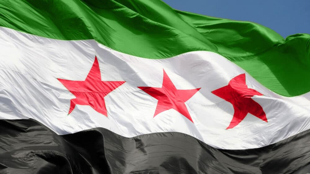 Die Flagge der Regime-Gegner, die in Syrien die Macht übernommen haben