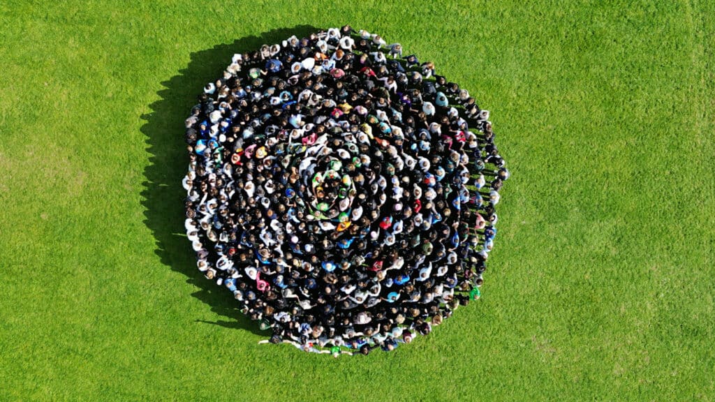 470 Jugendliche haben einen Weltrekord aufgestellt. Das Bild wurde von einer Drohne aufgenommen