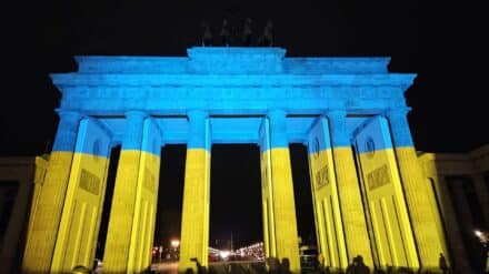 Brandenburger Tor in den Farben der ukrainischen Flagge