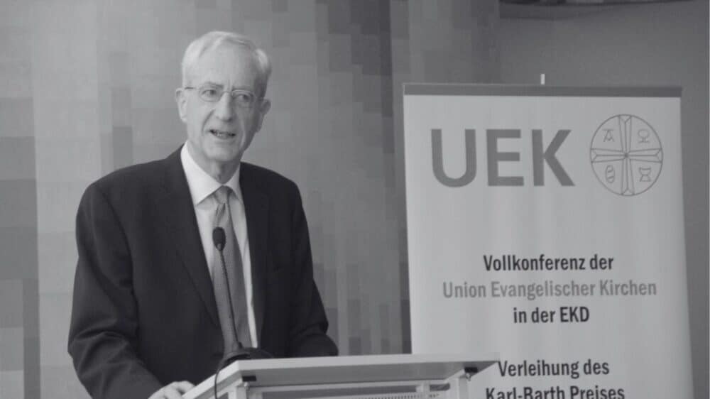 BIld von Jürgen Schmude bei einer Konferenz der UEK