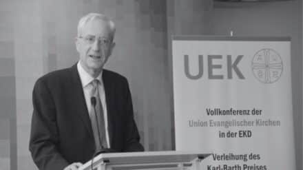 BIld von Jürgen Schmude bei einer Konferenz der UEK