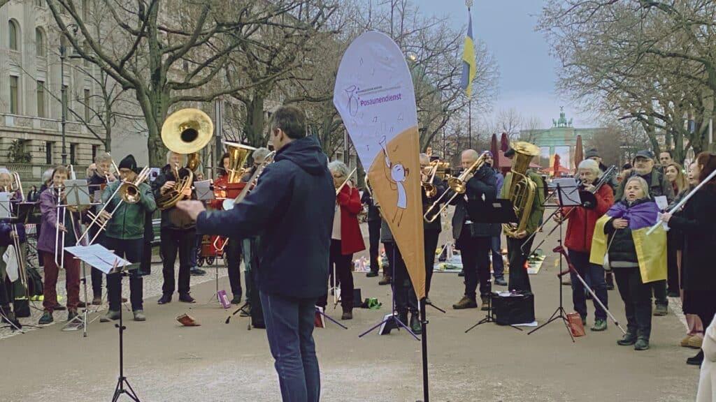 Posaunenchöre musizieren vor der russischen Botschaft